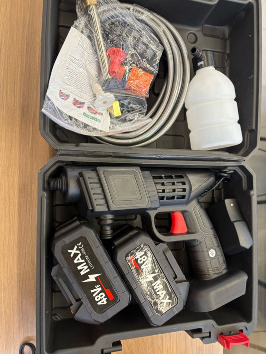 Maletín abierto con hidrolavadora 48V y accesorios completos