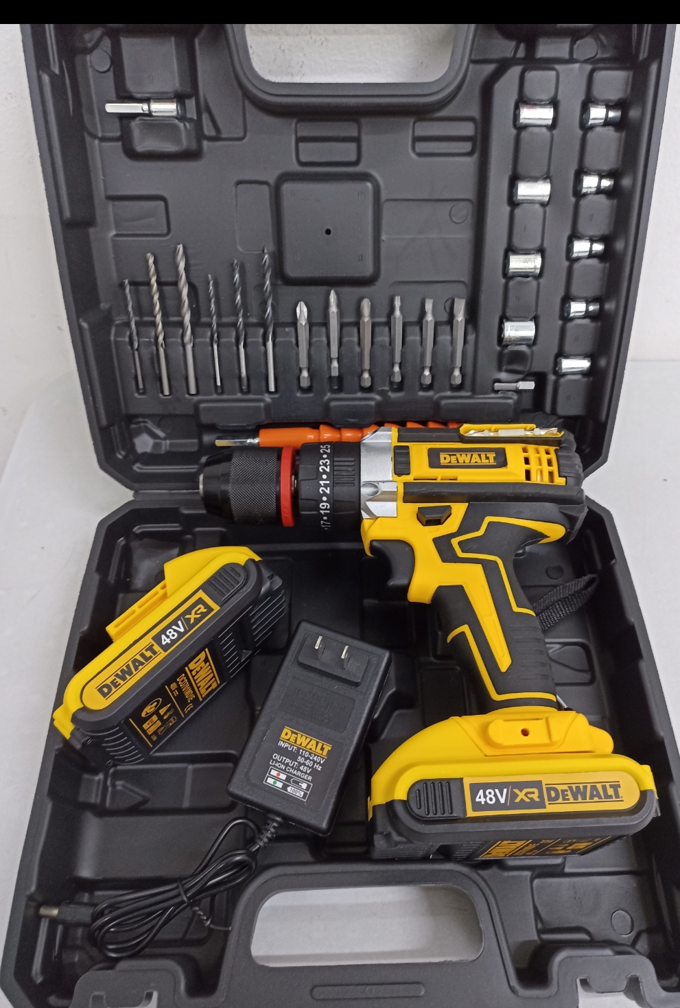 Taladro inalámbrico DeWalt 48V XR con maletín, 2 baterías, cargador y kit de accesorios completo