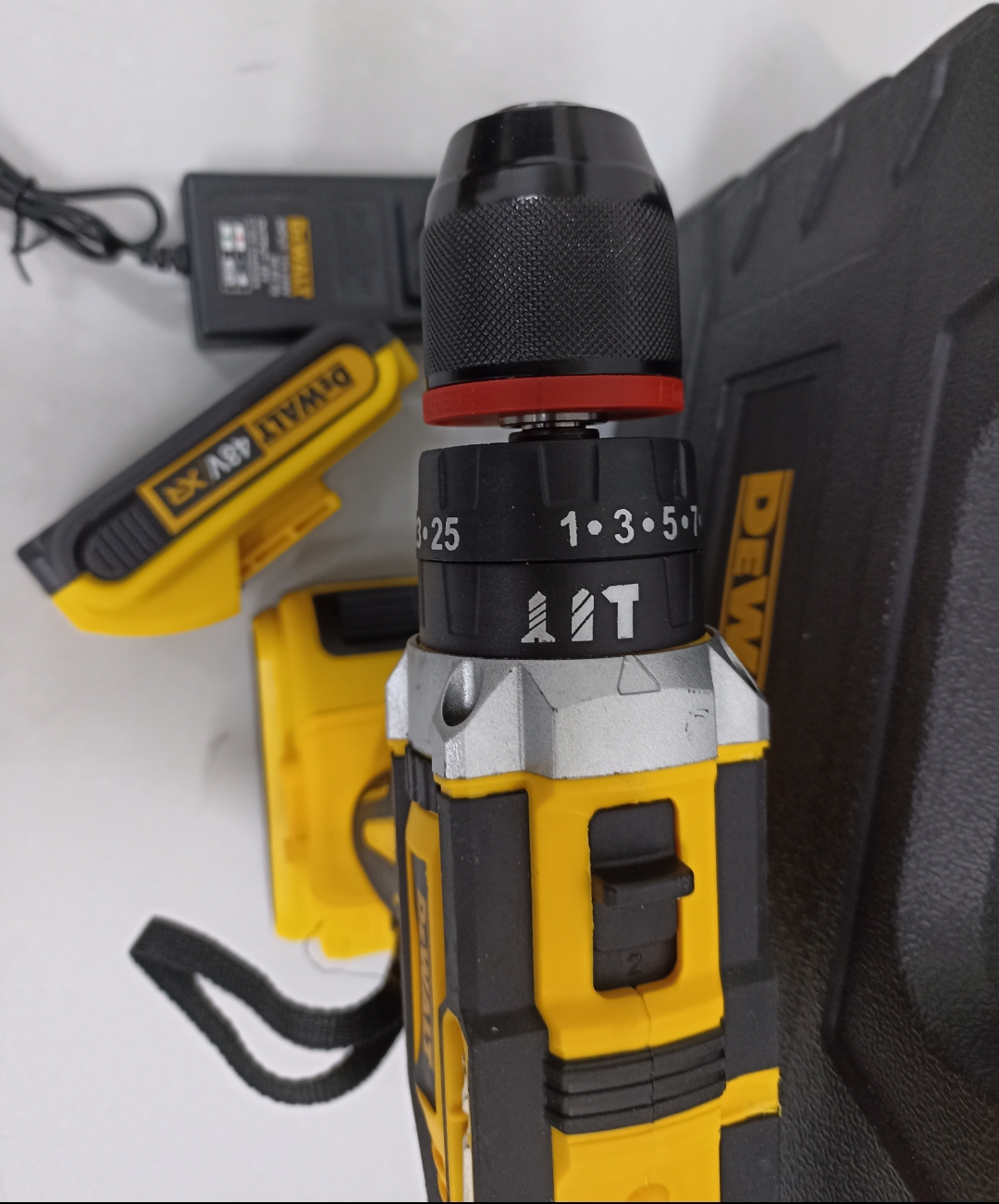 Detalle del mandril y selector de torque 25 niveles del taladro DeWalt 48V XR